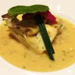 ラ ターブル ドゥ ジョエル・ロブション - 特別メニュー 10000円 の【3皿目】真鯛 海藻バターを塗りしっとりと蒸し焼きにし、サフランの香るコック貝のナージュ フヌイユのコンフィーと共に