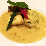 ラ ターブル ドゥ ジョエル・ロブション - 特別メニュー 10000円 の【3皿目】真鯛 海藻バターを塗りしっとりと蒸し焼きにし、サフランの香るコック貝のナージュ フヌイユのコンフィーと共に