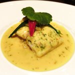 ラ ターブル ドゥ ジョエル・ロブション - 特別メニュー 10000円 の【3皿目】真鯛 海藻バターを塗りしっとりと蒸し焼きにし、サフランの香るコック貝のナージュ フヌイユのコンフィーと共に