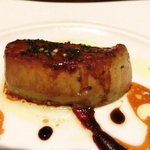 ラ ターブル ドゥ ジョエル・ロブション - 特別メニュー 10000円 の【2皿目】フランス産鴨のフォワグラのポワレ ルビーポルト酒風味パンデピスのコンディモンと無花果のコンビネーション