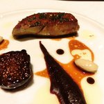 ラ ターブル ドゥ ジョエル・ロブション - 特別メニュー 10000円 の【2皿目】フランス産鴨のフォワグラのポワレ ルビーポルト酒風味パンデピスのコンディモンと無花果のコンビネーション