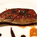 ラ ターブル ドゥ ジョエル・ロブション - 特別メニュー 10000円 の【2皿目】フランス産鴨のフォワグラのポワレ ルビーポルト酒風味パンデピスのコンディモンと無花果のコンビネーション
