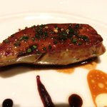 ラ ターブル ドゥ ジョエル・ロブション - 特別メニュー 10000円 の【2皿目】フランス産鴨のフォワグラのポワレ ルビーポルト酒風味パンデピスのコンディモンと無花果のコンビネーション