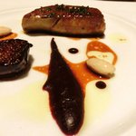 ラ ターブル ドゥ ジョエル・ロブション - 特別メニュー 10000円 の【2皿目】フランス産鴨のフォワグラのポワレ ルビーポルト酒風味パンデピスのコンディモンと無花果のコンビネーション