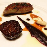 ラ ターブル ドゥ ジョエル・ロブション - 特別メニュー 10000円 の【2皿目】フランス産鴨のフォワグラのポワレ ルビーポルト酒風味パンデピスのコンディモンと無花果のコンビネーション