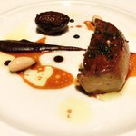 ラ ターブル ドゥ ジョエル・ロブション - 特別メニュー 10000円 の【2皿目】フランス産鴨のフォワグラのポワレ ルビーポルト酒風味パンデピスのコンディモンと無花果のコンビネーション