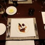 ラ ターブル ドゥ ジョエル・ロブション - 特別メニュー 10000円 の【2皿目】フランス産鴨のフォワグラのポワレ ルビーポルト酒風味パンデピスのコンディモンと無花果のコンビネーション