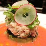 特別メニュー 10000円 の【1皿目】ズワイ蟹のエフィロシェ  林檎とアボカドを共に合わせ、フルーツトマトのクーリーに乗せて