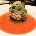 ラ ターブル ドゥ ジョエル・ロブション - 特別メニュー 10000円 の【1皿目】ズワイ蟹のエフィロシェ  林檎とアボカドを共に合わせ、フルーツトマトのクーリーに乗せて