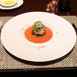 ラ ターブル ドゥ ジョエル・ロブション - 特別メニュー 10000円 の【1皿目】ズワイ蟹のエフィロシェ  林檎とアボカドを共に合わせ、フルーツトマトのクーリーに乗せて