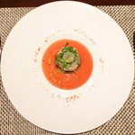 ラ ターブル ドゥ ジョエル・ロブション - 特別メニュー 10000円 の【1皿目】ズワイ蟹のエフィロシェ  林檎とアボカドを共に合わせ、フルーツトマトのクーリーに乗せて