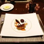ラ ターブル ドゥ ジョエル・ロブション - 特別メニュー 10000円 の【2皿目】フランス産鴨のフォワグラのポワレ ルビーポルト酒風味パンデピスのコンディモンと無花果のコンビネーション