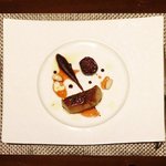 ラ ターブル ドゥ ジョエル・ロブション - 特別メニュー 10000円 の【2皿目】フランス産鴨のフォワグラのポワレ ルビーポルト酒風味パンデピスのコンディモンと無花果のコンビネーション