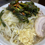 ラーメン二郎 - 大ラーメン（830円）＋ニラキムチ（80円）、ニンニクコール