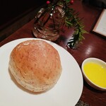 カフェ セキミヤ - パン：金色パン屋さんの全粒粉丸パン