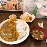 家庭料理居酒屋 よってって - キタ！バァバのカレー大盛。ベジファーストなのでサラダから頂きまーす❣️