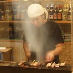 あぶりの大関 - カウンターからは迫力の炙り料理も見ることができます！