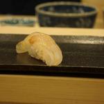 鮨處やまだ - ヒラメの鮨は、事前にまこぶの旨味を効かせてあるので美味しい