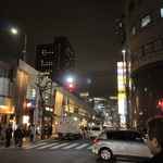 高速道路高架脇を進む