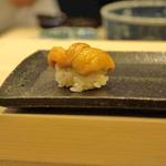 鮨處やまだ - 柔らかくとろけるような食感のうにの鮨