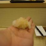 鮨處やまだ - 白えびの鮨は雪のように下の上でトロけるような味わい