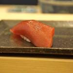 鮨處やまだ - 血合いに近い部位の中トロは、トロリと美味しい