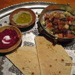 鳩肉屋 - メゼ（前菜　ビーツとヨーグルトのディップ、炭焼き茄子のディップ、オリエンタルサラダ）