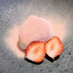 La Brianza - 苺のティラミス。クリスマスメニューに登場するこの苺パウダーのティラミスは実に初めていただきました嬉しい。やっぱり色合いがまずキュートですしふんわりしていてとても美味しかった～(^^)