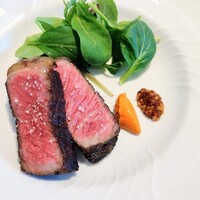 La Brianza - 鹿児島県産熟成黒毛和牛内もも炭火焼きロメスコソースタスマニア産粒マスタード。年内ブリアンツァ納めだった日に新保さん熟成のお肉いただきたくて。ジューシーで味わい旨み濃くギュッとジュワッと美味し大満足♡