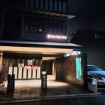 Yakitori Kyoutotachibana - まだ新しいビルのようで、お店は地下だ