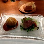 ビストロ　アギャット - 黒毛和牛頬肉の赤ワイン煮込みとカリフラワーのパイ包み焼き　山形県産有機野菜とローストビーフのサラダ