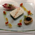 ビストロ　アギャット - 三陸産ホタテと鳥取県産ズワイガニのムースとタルタル仕立て　ホタテのマリネ　キャビア添え　ドライトマトとバジルのソース