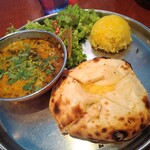 タンドールバル カマルプール - カマルランチ 800円(税込)
      チキンキーマ（中辛）、ゴルゴンゾーラクルチャに変更300円（税込）