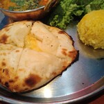 タンドールバル カマルプール - カマルランチ 800円(税込)
      チキンキーマ（中辛）、ゴルゴンゾーラクルチャに変更300円（税込）