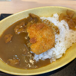 ゆで太郎 - カレーの上に半コロッケ