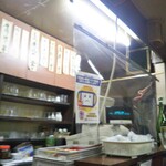 鶴亀 - レジ前はビニールシート完備(2021年12月28日撮影)