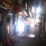 鶴亀 - 店前の路地(2021年12月28日撮影)