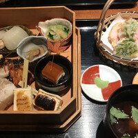 日本料理 丸しま - 大徳寺弁当は、
                    大徳寺縁高（ふちだか）と呼ばれる隅切形で蓋付の器に盛られたお弁当を言います。
                    松花堂のように仕切りの無い器で、京都の大徳寺で使われた事に由来するらしいです。