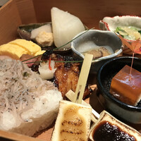 日本料理 丸しま - 銀鱈の西京焼き…脂が乗っていて焦げた香り良く
                    ジャコご飯…ジャコのほんのり塩味と山椒が効いていた
                    豆腐田楽…2種類の味噌が美味かった
                    アナゴのジュレ…うなぎと間違えそう