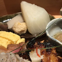 日本料理 丸しま - 大根の煮物、
                      鶏肉団子…肉の甘味が出ていた、
                      だし巻き卵…出汁味が上手く効いていた