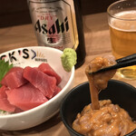 とんかつ小田保 - 至宝の️セットとは…
            マグロブツ、塩辛、牡蠣ミックスに海老フライのトッピング、そして、スーパードライ…