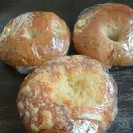 トモヒロ - 上が、黒糖さつまいもベーグル２３０円、下がチーズベーグル２３０円