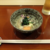 馳走 山傳 - 先付（菊菜・椎茸・柿・牡蠣・帆立の玉〆）と一番搾り