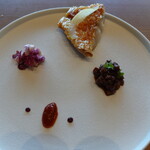 メゾン ケイ - 金目鯛の鱗焼き（遊び心のある盛り付け）