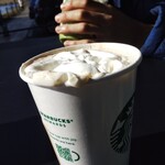 スターバックス・コーヒー - ホットコーヒーの上にクリームたっぷり～♪