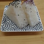 長浜ラーメン 一心亭 - 三角に整えられたおにぎり様