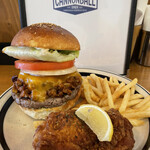 CANNONBALL DINER - 『チリチーズスペシャルプレート¥2,080』 (※チリチーズバーガー¥1,700・自家製フライドチキン¥380) 『プレミアムモルツ¥520』