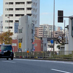 ラーメン二郎 - 遠目から見てギョッとしつつニヤつく