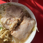 ラーメン二郎 - 筋張ってるかと思いきやめちゃくちゃ美味しかった豚