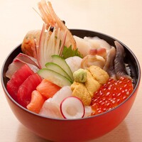 おまかせ海鮮丼（生うに、イクラ、牡丹海老、本鮪、白身、勘八、他いろいろ） 香の物・味噌汁付き
